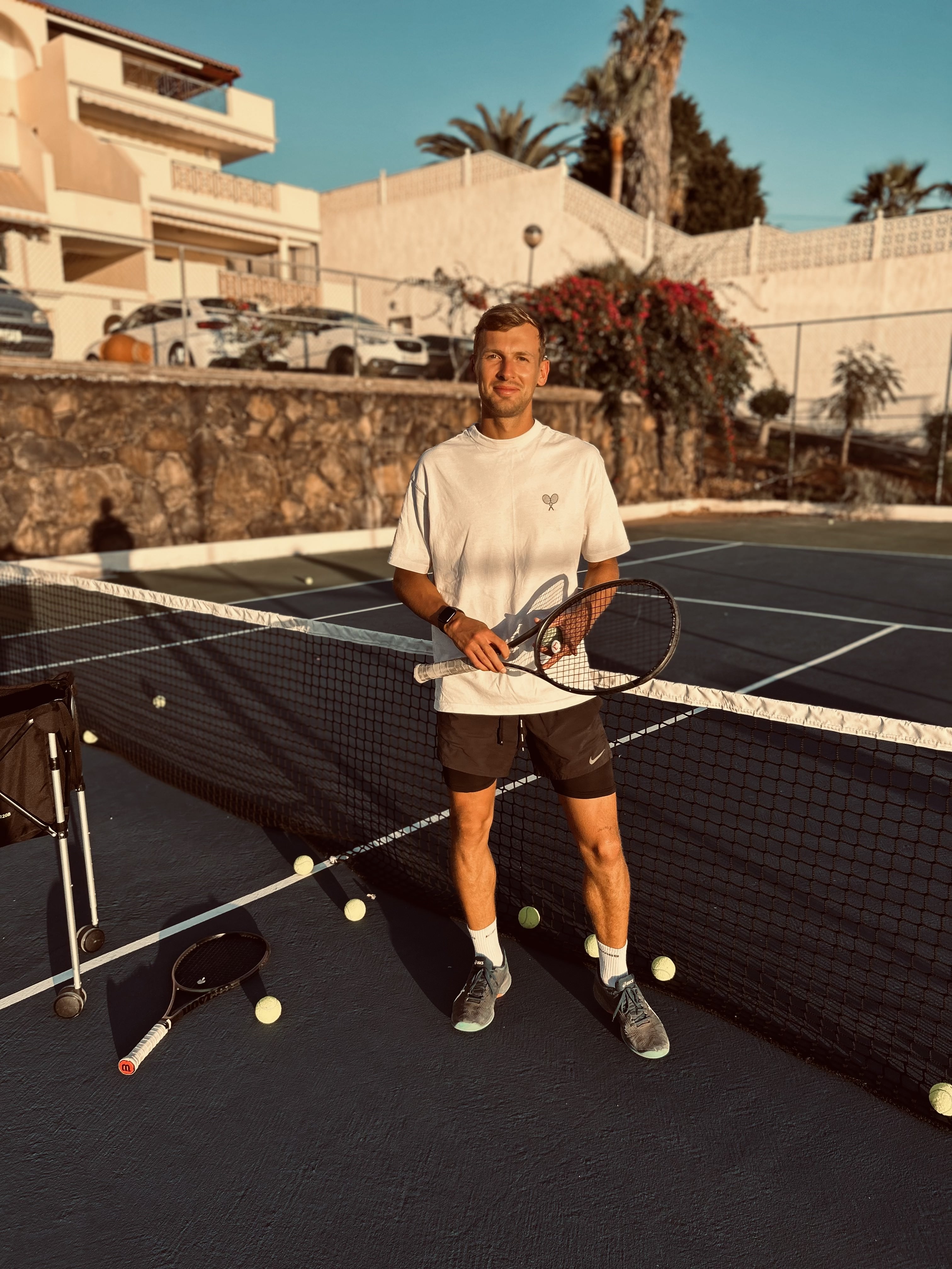 Gintas Lapinskas on tennis court