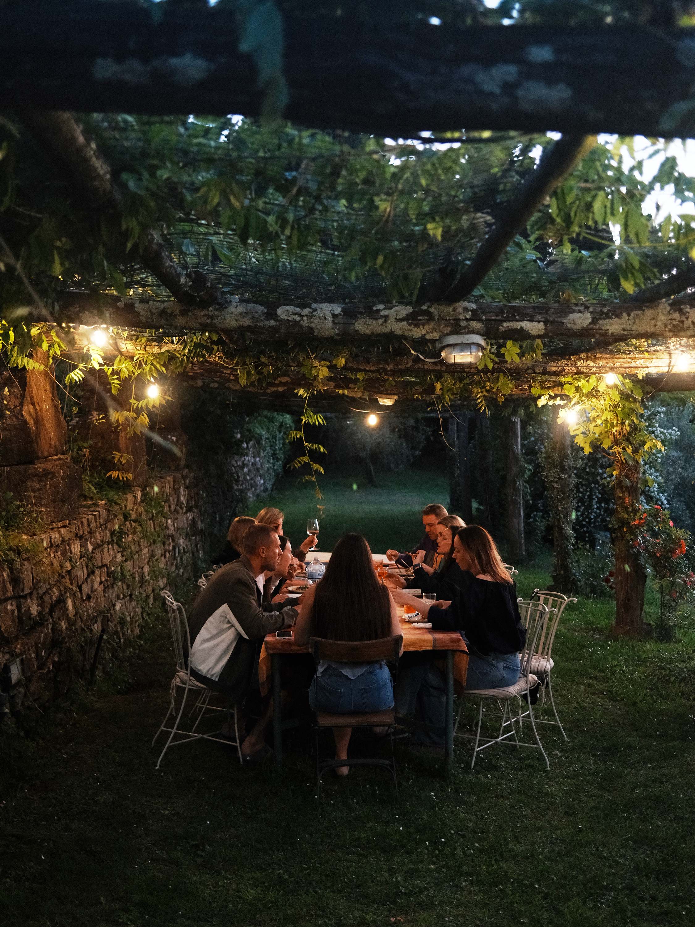 A long table under the pergola after the tennis
